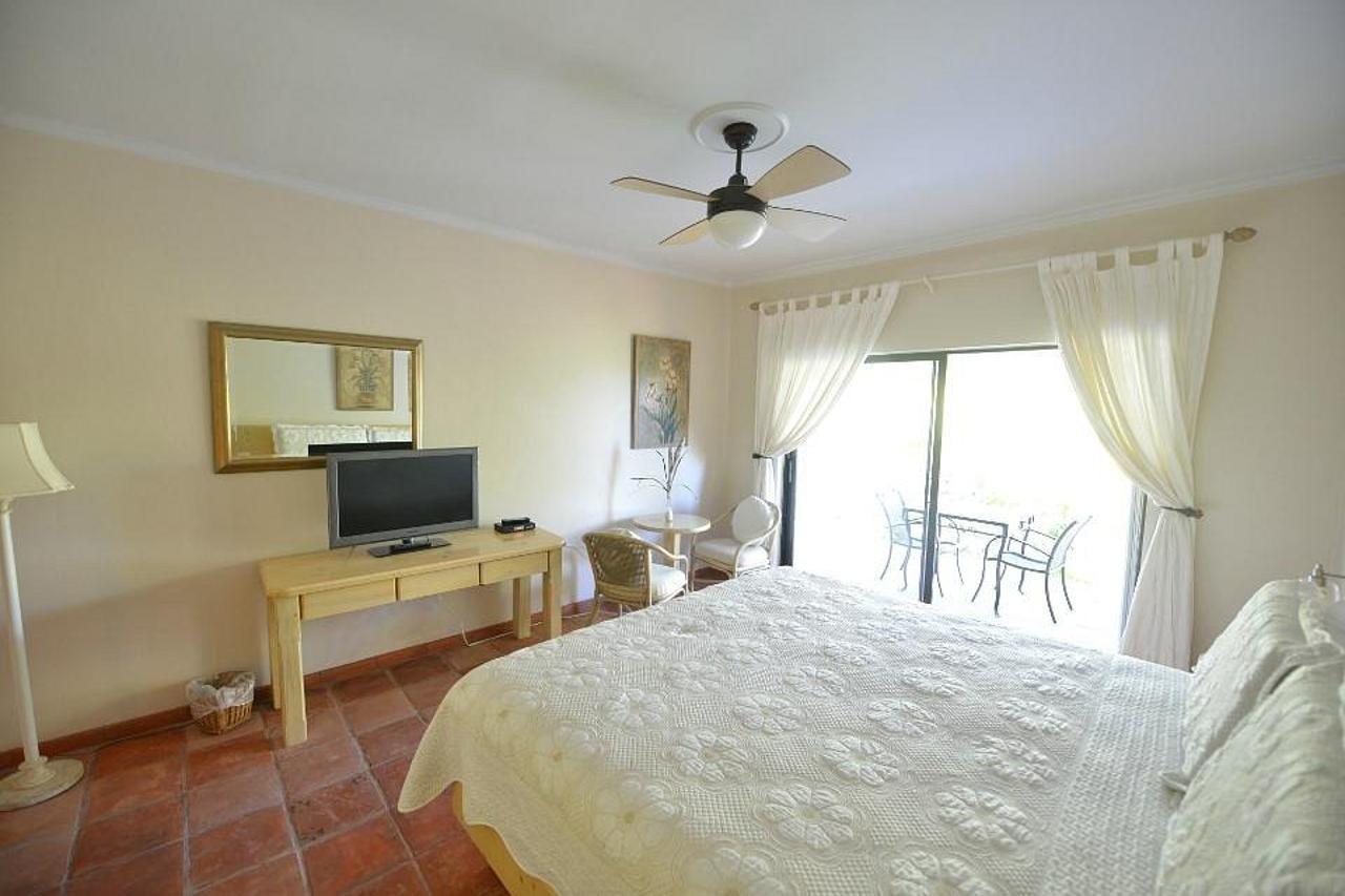 Caribbean Paradise Inn Грейс-Бэй Экстерьер фото