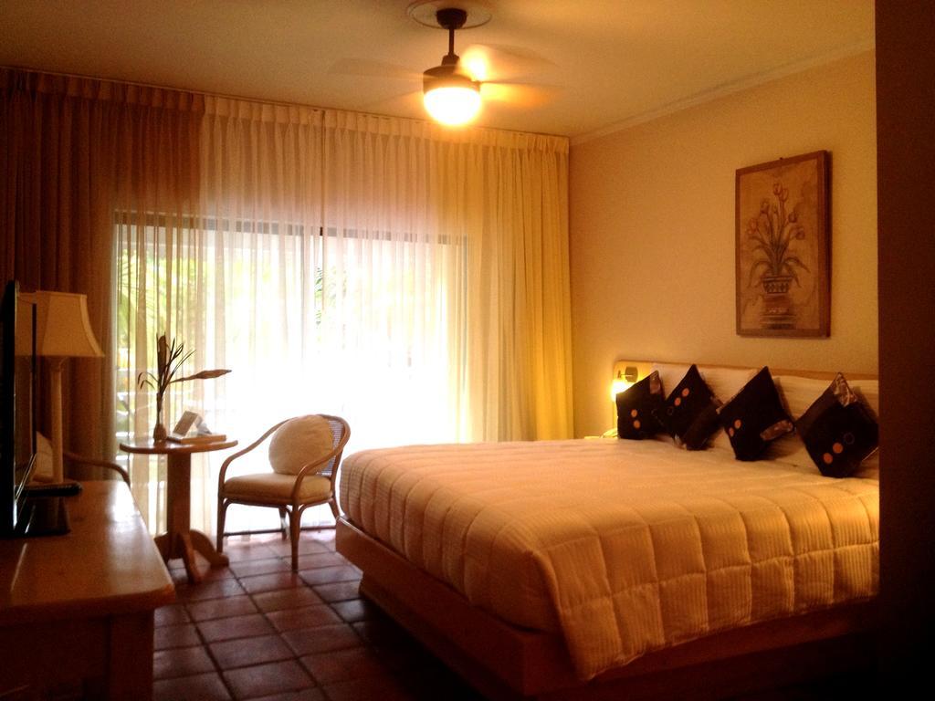 Caribbean Paradise Inn Грейс-Бэй Экстерьер фото
