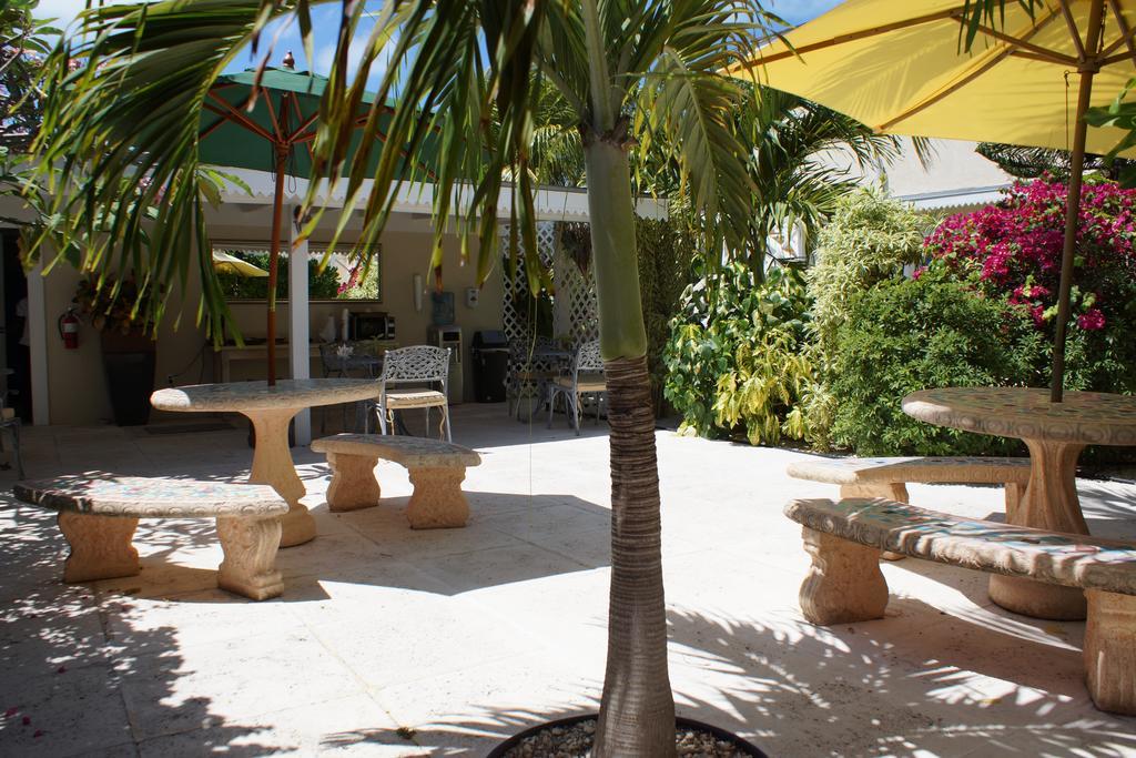 Caribbean Paradise Inn Грейс-Бэй Экстерьер фото