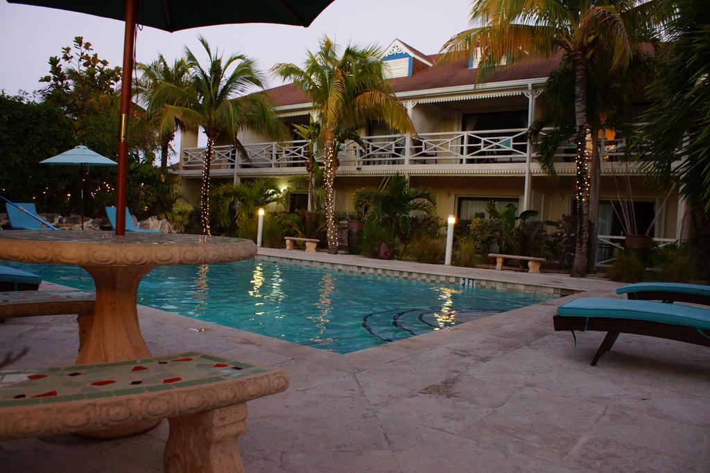 Caribbean Paradise Inn Грейс-Бэй Экстерьер фото