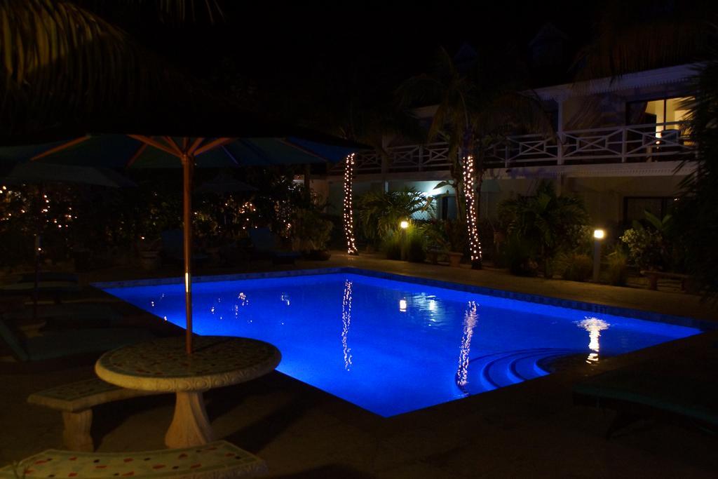 Caribbean Paradise Inn Грейс-Бэй Экстерьер фото