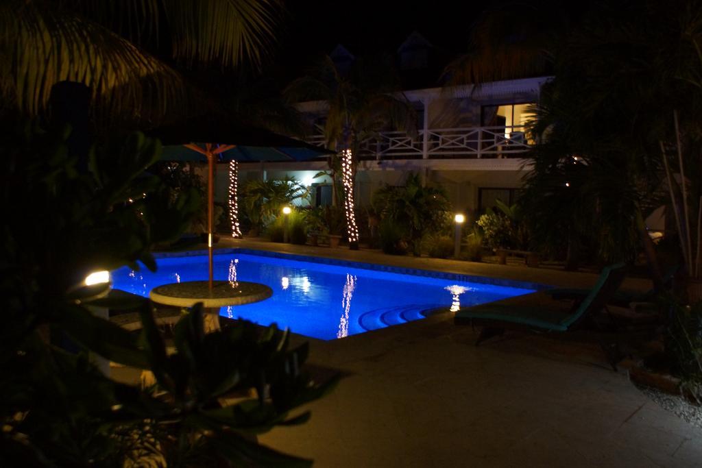 Caribbean Paradise Inn Грейс-Бэй Экстерьер фото