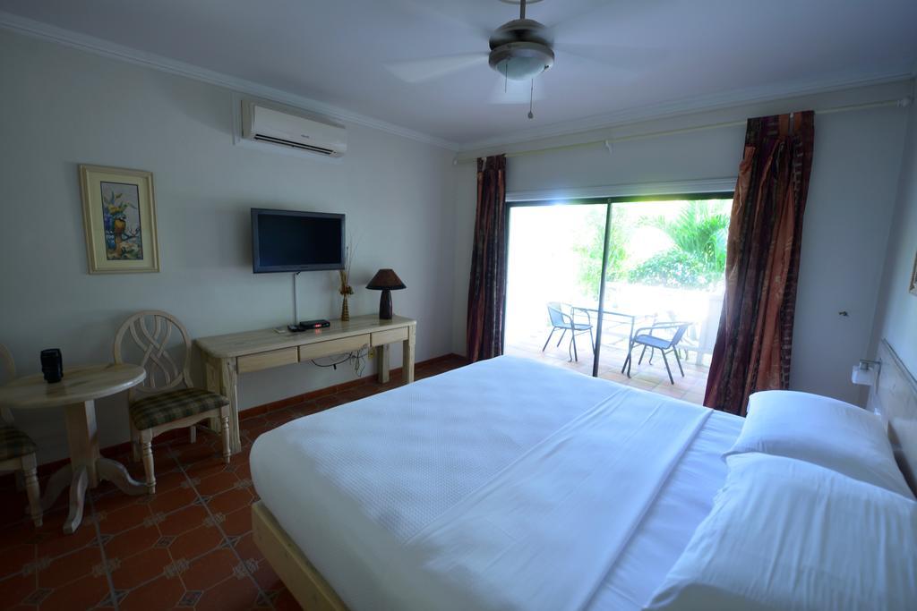 Caribbean Paradise Inn Грейс-Бэй Экстерьер фото
