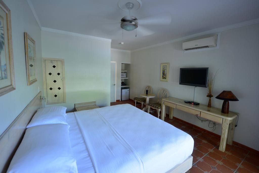 Caribbean Paradise Inn Грейс-Бэй Экстерьер фото