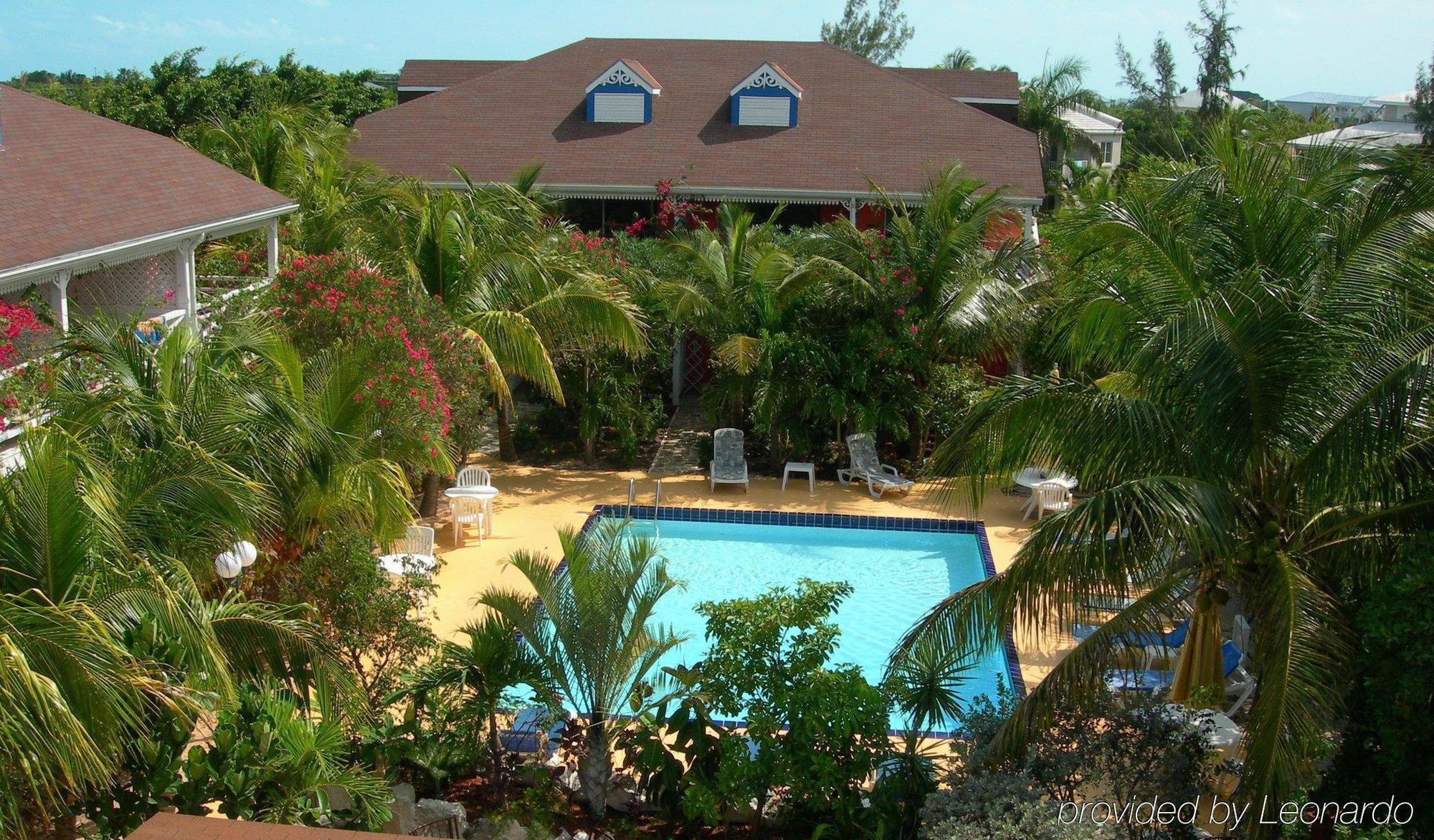 Caribbean Paradise Inn Грейс-Бэй Экстерьер фото
