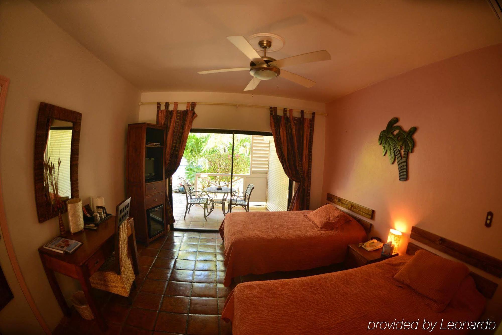 Caribbean Paradise Inn Грейс-Бэй Экстерьер фото