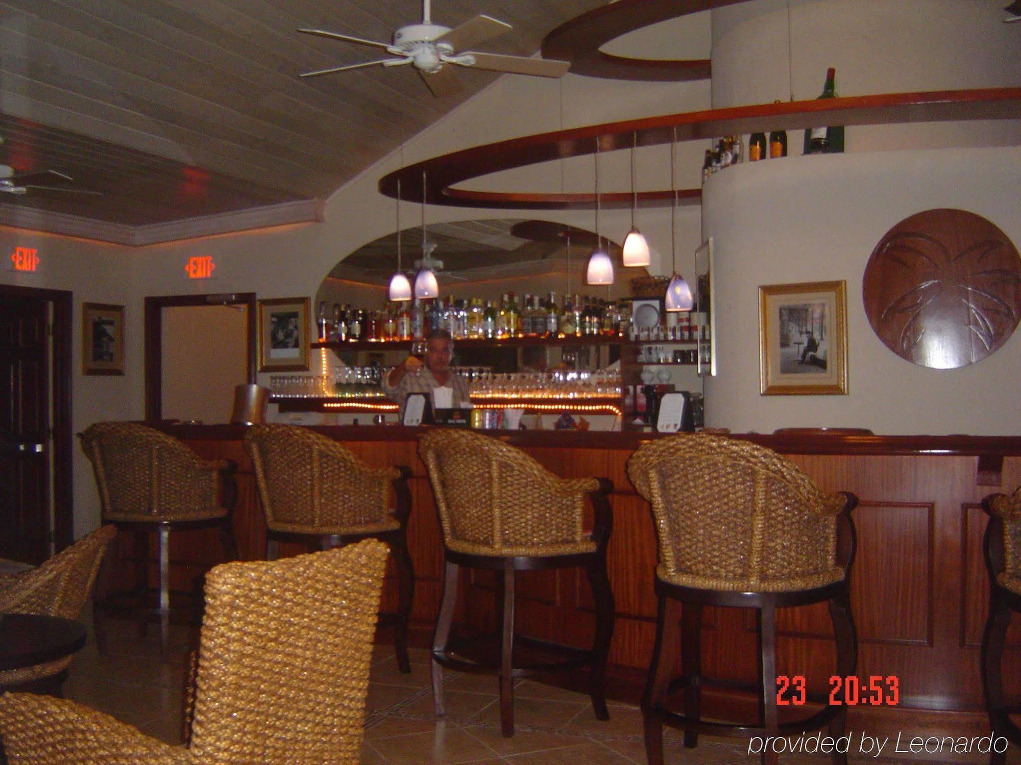 Caribbean Paradise Inn Грейс-Бэй Экстерьер фото