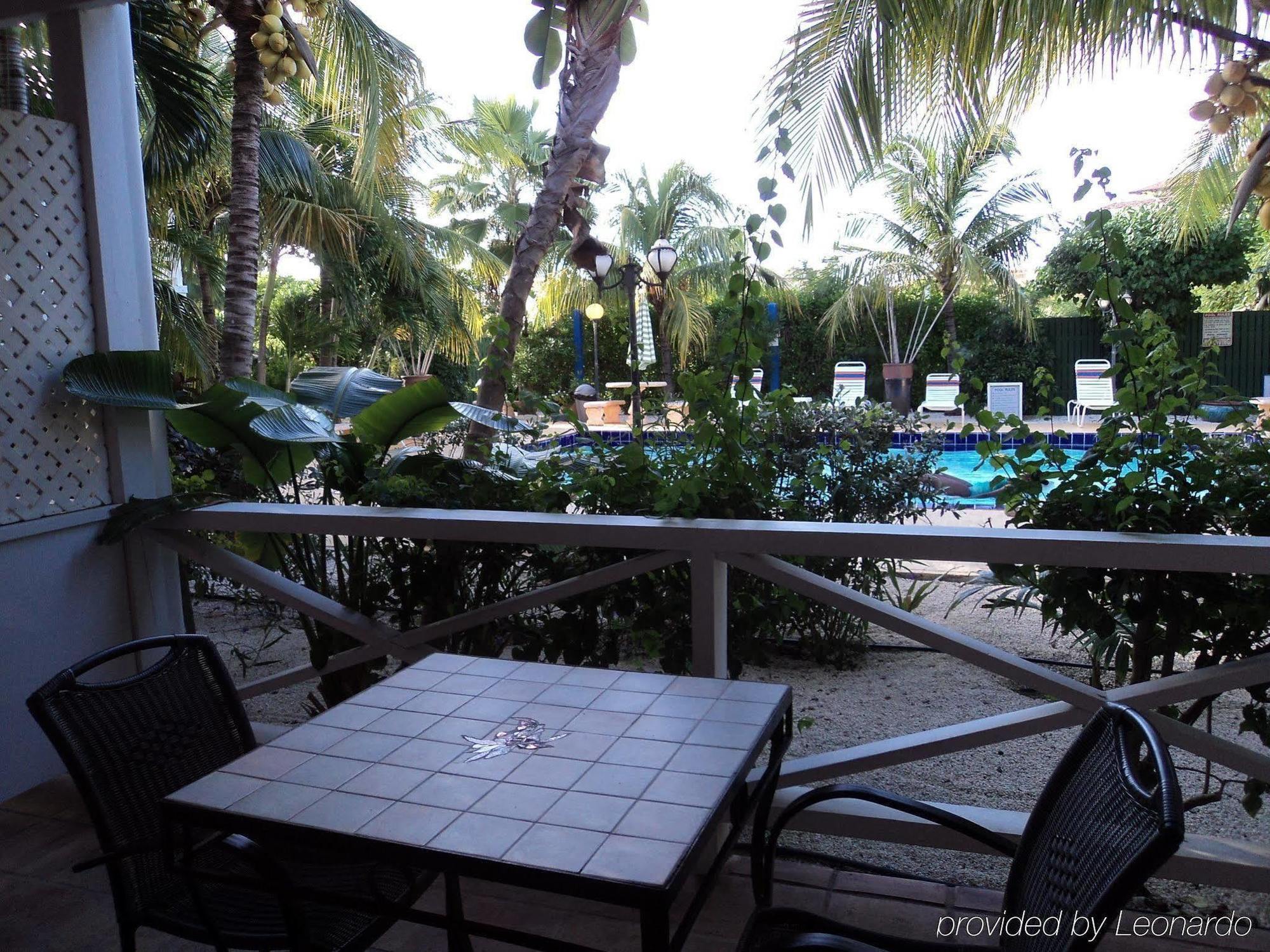 Caribbean Paradise Inn Грейс-Бэй Экстерьер фото