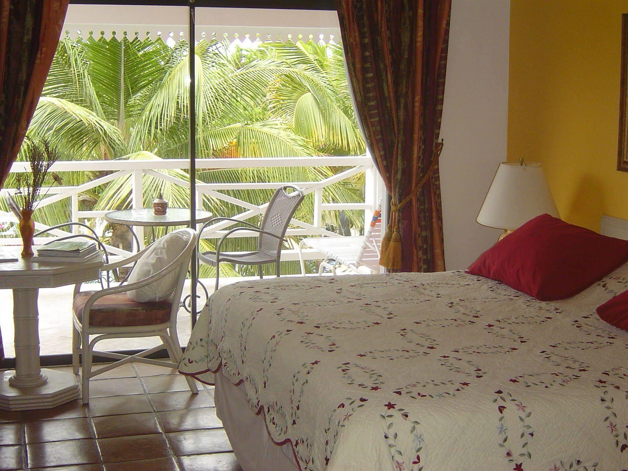 Caribbean Paradise Inn Грейс-Бэй Экстерьер фото