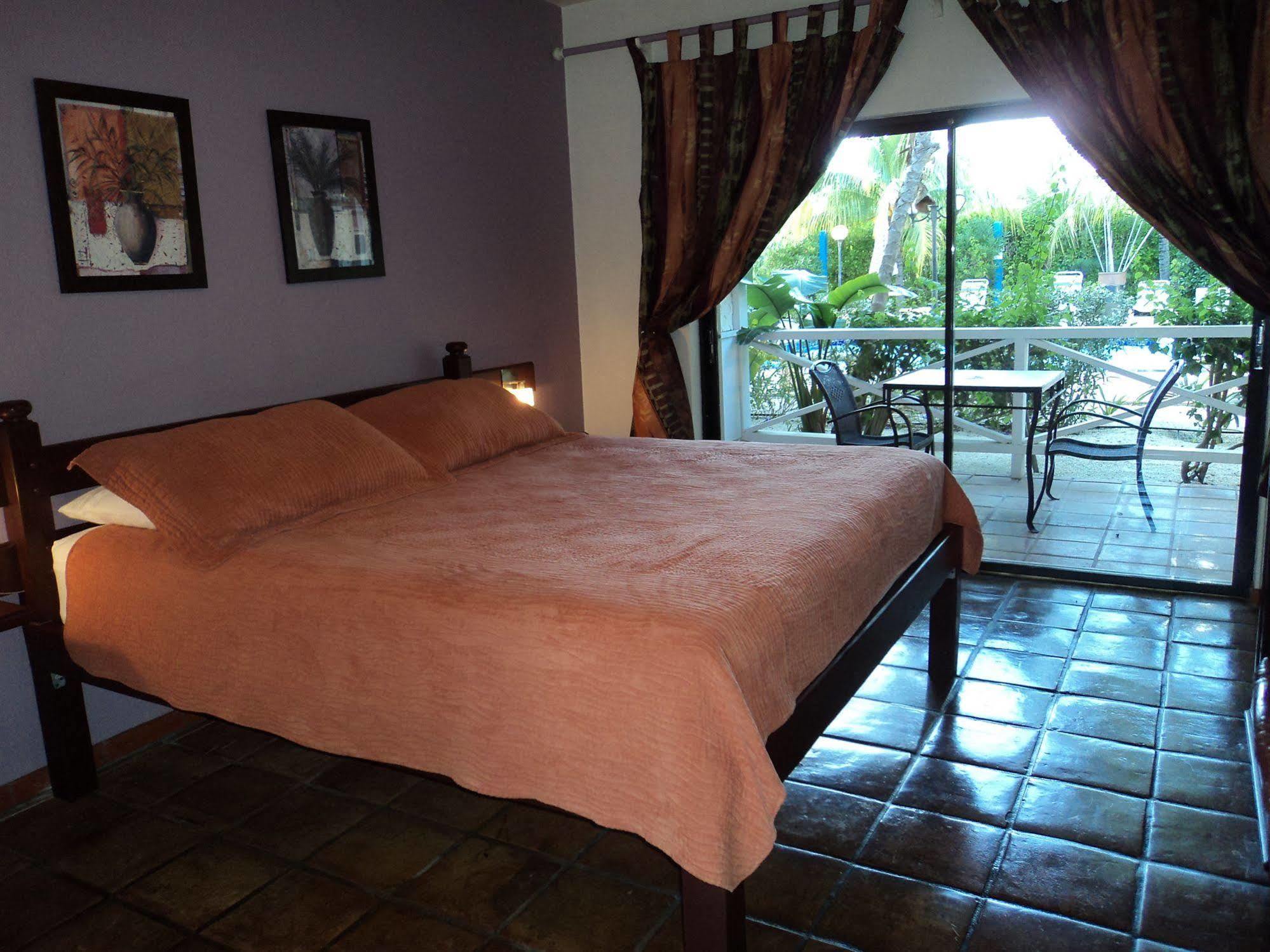 Caribbean Paradise Inn Грейс-Бэй Экстерьер фото