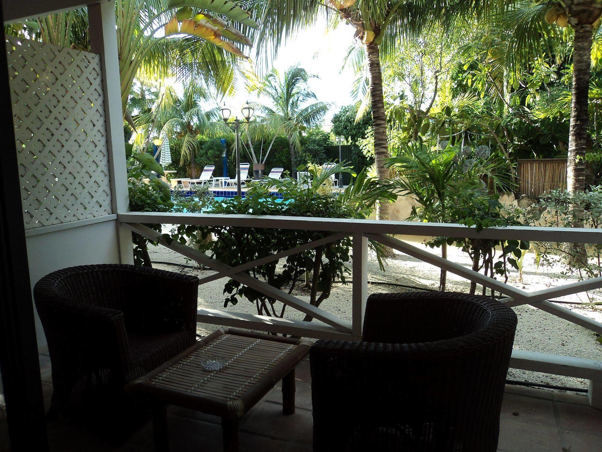 Caribbean Paradise Inn Грейс-Бэй Экстерьер фото